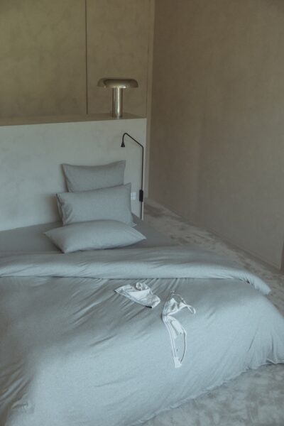 Minimalistische slaapkamer met zacht grijs bedlinnen