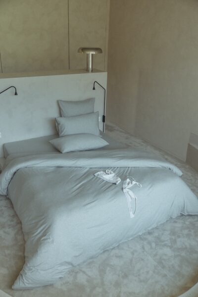 Minimalistische slaapkamer met grijs bedlinnen