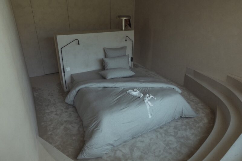 Minimalistische slaapkamer met grijs bedlinnen