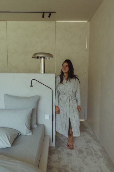 Minimalistische slaapkamer met grijs bedlinnen