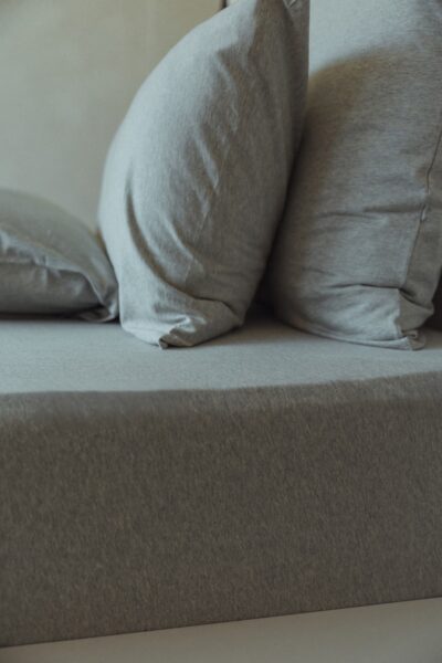 Minimalistische slaapkamer met grijs bedlinnen