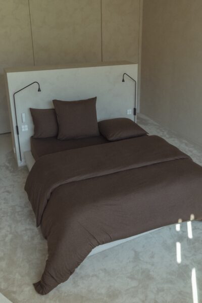 Minimalistische slaapkamer met bruin bedlinnen