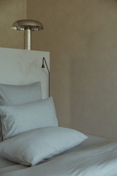 Minimalistische slaapkamer met grijs bedlinnen