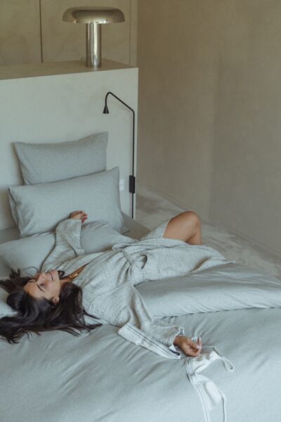 Minimalistische slaapkamer met grijze bedlinnen