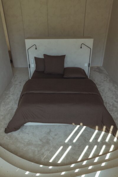 Minimalistische slaapkamer met bruin bedlinnen