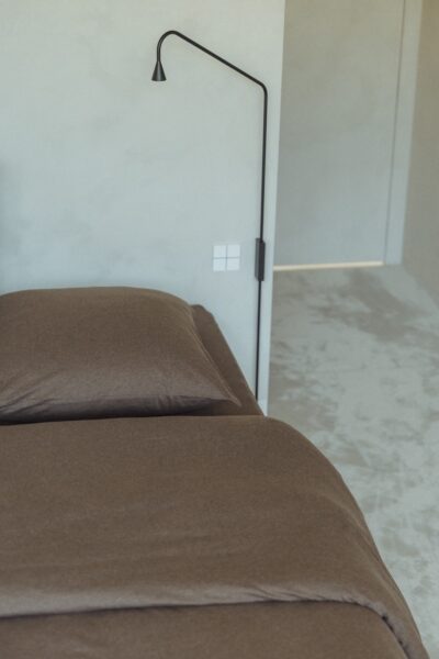 Minimalistische slaapkamer met bruin bedlinnen