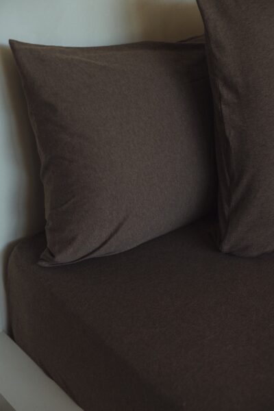 Bruin bedlinnen in minimalistische slaapkamer
