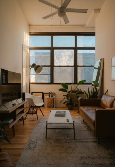 Moderne woonkamer met grote ramen en natuurlijke elementen