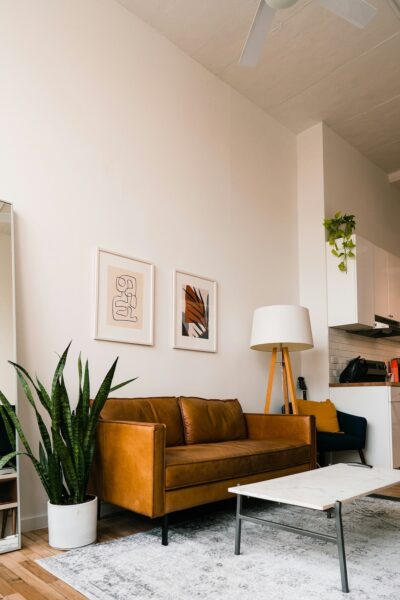 Moderne woonkamer met leren bank en grote ramen