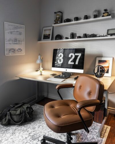 Modern bureau met opbergplank en kleurrijke accessoires