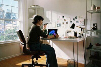 Moderne werkruimte met bureau en opbergrek