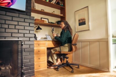Modern bureau met natuurlijke houten accenten