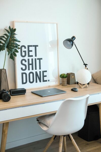 Minimalistisch bureau met houten tafel en moderne lamp