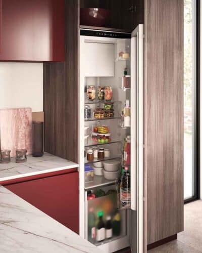Moderne keuken met gelakte roze kasten
