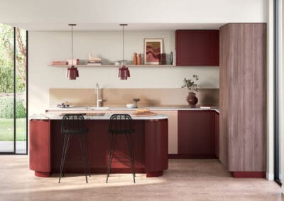 Moderne keuken met roze gelakte kasten en eiland
