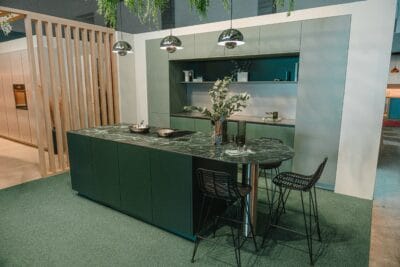 Moderne keuken met groen kookeiland en natuurstenen blad