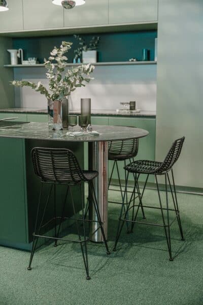 Moderne keuken met kookeiland en natuursteen werkblad