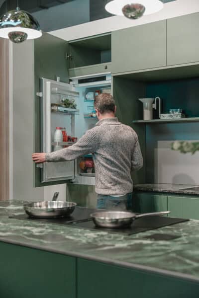 Moderne groene keuken met natuurstenen werkblad