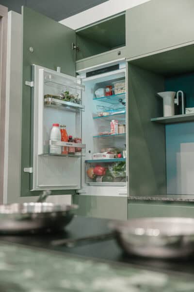 Moderne keuken met groene keukenkasten