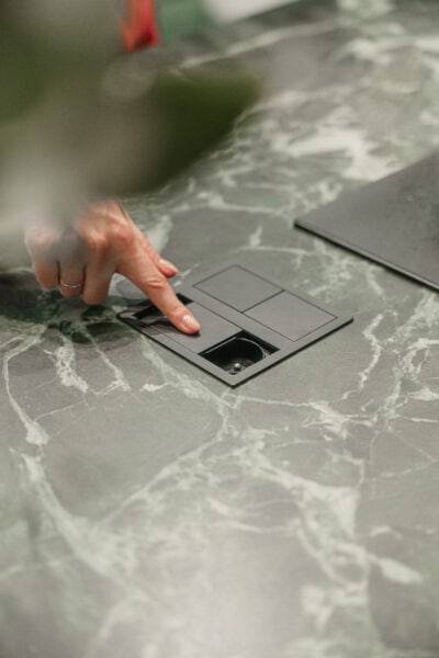 Moderne keuken met groen natuursteen werkblad