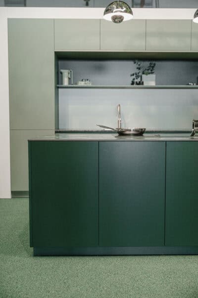 Moderne keuken met groene kasten en kookeiland