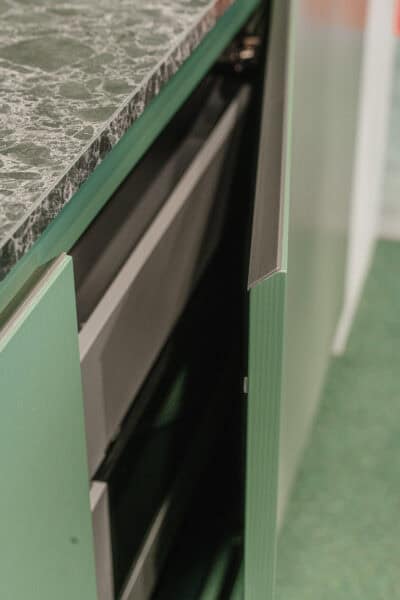 Moderne keuken met diep groene keukenkasten
