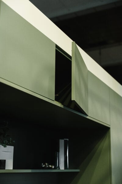 Moderne keuken met diep groene kasten