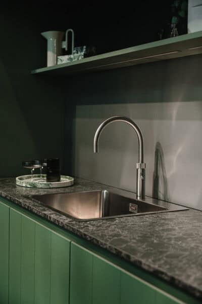 Modern groene keuken met natuurstenen werkblad