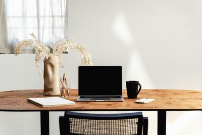 Minimalistisch bureau met natuurlijke houten tafel