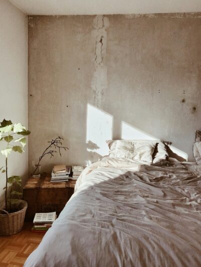 Minimalistische slaapkamer met betonaccent