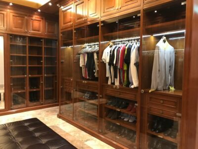 Klassieke dressing met inbouwkasten en verlichting