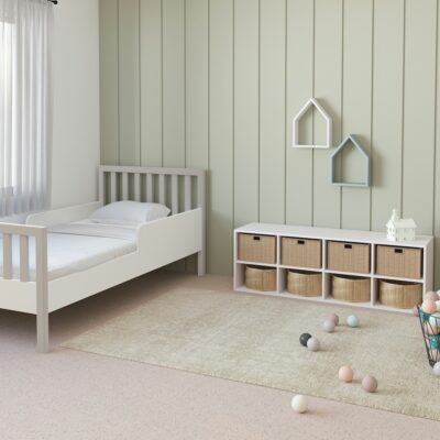 Minimalistische kinderkamer met opbergmeubel