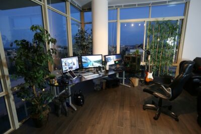 Modern bureau met uitzicht en natuurlijke elementen