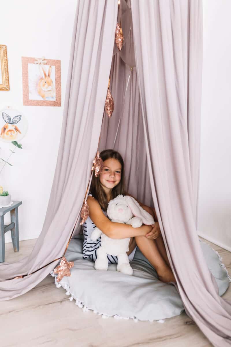 Gezellige kinderkamer met plafondtent en decoraties