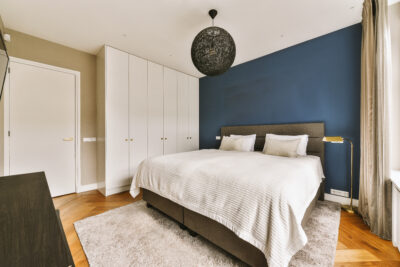 Moderne slaapkamer met blauwe accentmuur