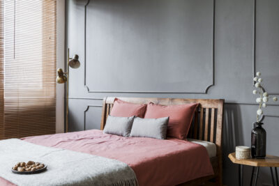 Klassieke slaapkamer met roze beddengoed