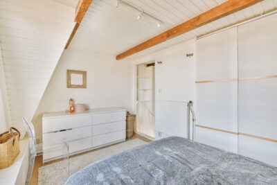 Minimalistische slaapkamer met witte kasten