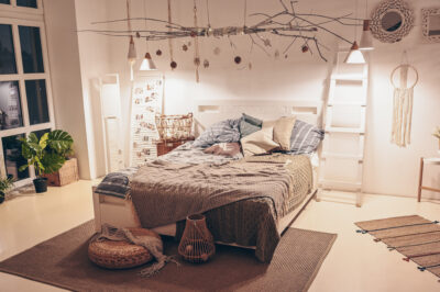 Scandinavische slaapkamer met warm beige accenten