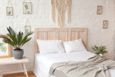 Scandinavische slaapkamer met hoofdbord van hout