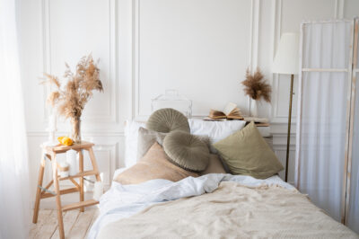Scandinavische slaapkamer met natuurlijk textiel