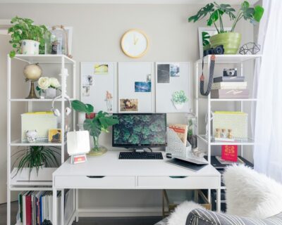 Minimalistisch bureau met groene planten en verlichting