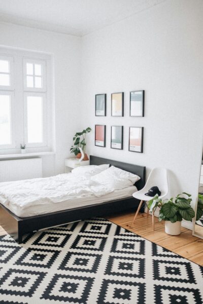 Minimalistische slaapkamer met zwart-wit tapijt