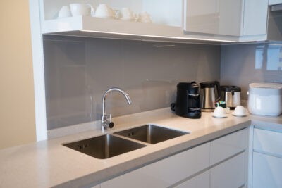 Moderne Keuken met Dubbele Spoelbak en Chroom Keukenkraan