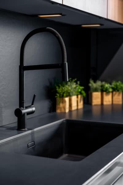 Moderne keuken met zwarte spoelbak en kraan