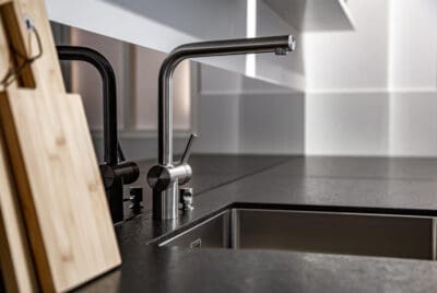 Moderne keuken met Chroom keukenkraan en spoelbak