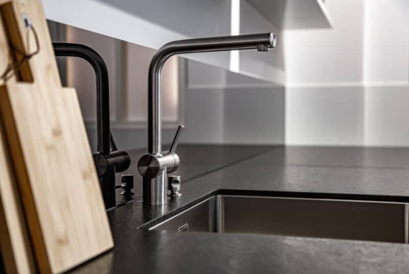 Moderne keuken met Chroom keukenkraan en spoelbak