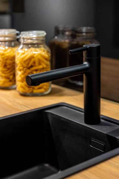 Moderne keuken met zwarte spoelbak en zwarte keukenkraan