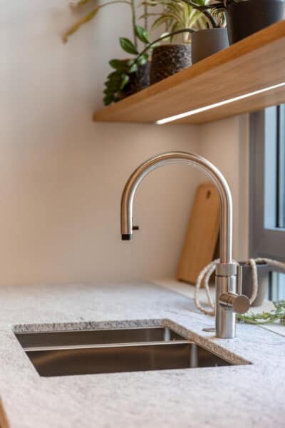 Moderne keuken met roestvrijstalen spoelbak en kraan in Chroom