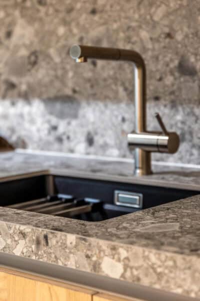 Moderne keuken met natuurstenen werkblad en rvs kraan
