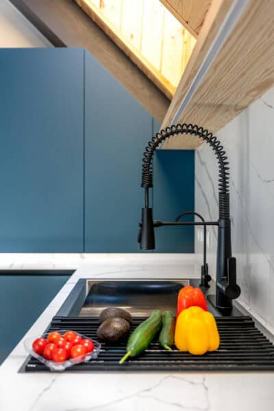 Moderne keuken met zwarte keukenkraan en spoelbak